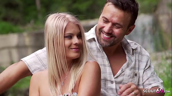 Sexo romântico ao ar livre por jovem casal em férias na Alemanha