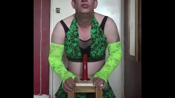 non mi vergogno di mostrare la mia faccia mentre cavalco il mio vibratore e poi lo ingoio profondamente mentre chiedo invece un vero pene per farlo