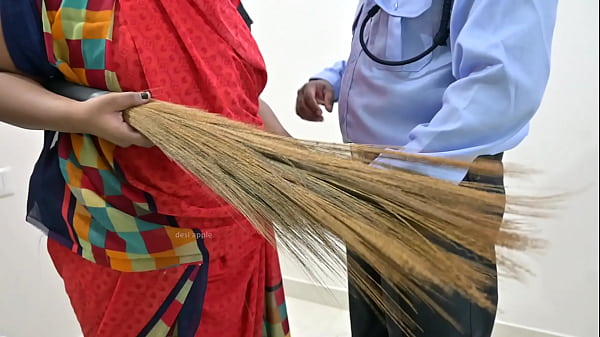 homme de sécurité dick clignotant à la femme de ménage